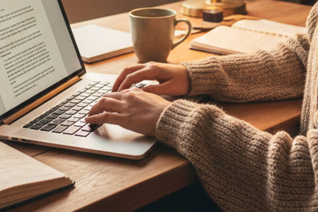 Une personne qui tape sur son ordi portable